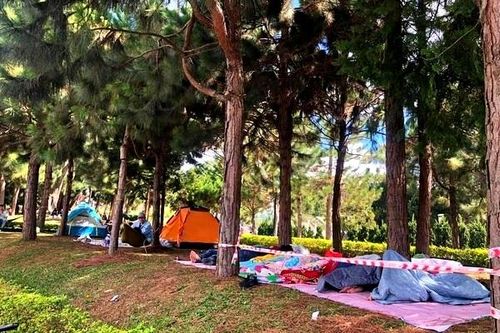 Thực hư tin Đà Lạt cháy phòng, du khách dựng lều 'ngủ bờ ngủ bụi' bên hồ Xuân Hương