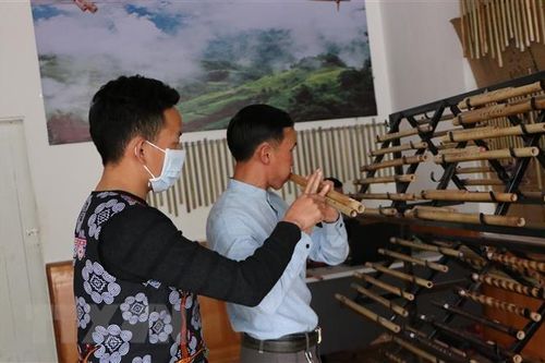 Chuyện khởi nghiệp của những chàng trai đam mê 'giữ lửa' sáo Mông