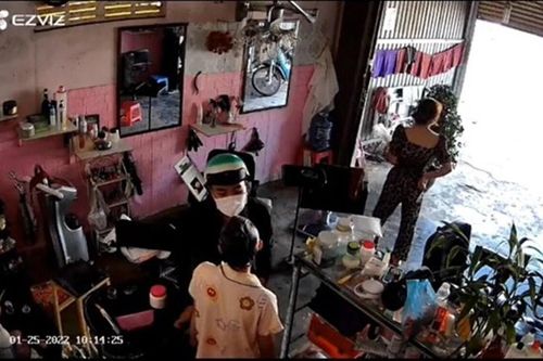 Clip: Chàng trai đến tận tiệm làm tóc lớn tiếng bắt bạn gái về: 'Gội đầu đi về, tao nói mày nhuộm đen'