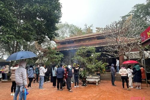 Đông đảo du khách dâng hương, tham quan Khu di tích Đền Nưa - Am Tiên trong dịp đầu xuân