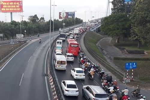 Xe cộ từ miền Tây lên TP Hồ Chí Minh nối đuôi nhau nhích trên quốc lộ