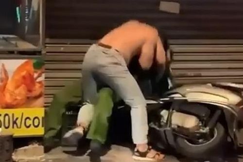 Khởi tố đối tượng đánh bạc chống người thi hành công vụ