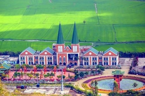 'Cưỡi mây' ngắm sắc Xuân trên đỉnh núi Sam