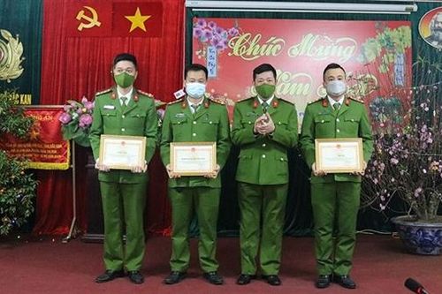 Khen thưởng đột xuất thành tích bắt cướp ngày mùng 4 Tết