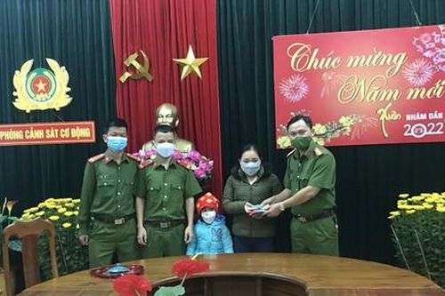 Chiến sỹ Công an trao trả tài sản cho người dân đánh rơi khi du xuân