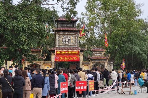 Bắc Ninh: Dòng người ken đặc viếng Đền Cùng - Giếng Ngọc dịp đầu năm mới