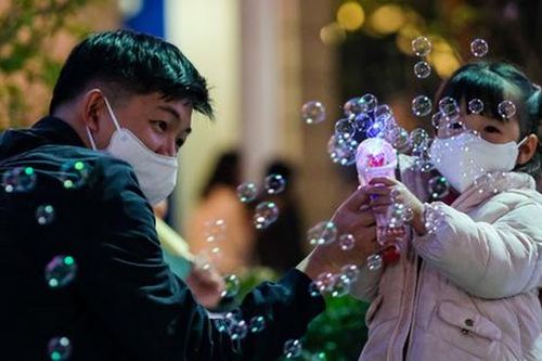 Hà Nội: Phố đi bộ hồ Gươm đông nghịt người tối mùng 4 Tết, cảnh tượng lâu lắm rồi mới thấy