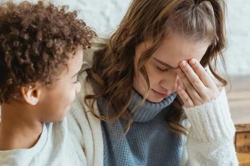 Mẹ chồng 'tẩy não' cháu