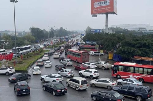 Cao tốc Cầu Giẽ- Ninh Bình liên tiếp tai nạn, ô tô ùn tắc xếp hàng dài 6 cây số