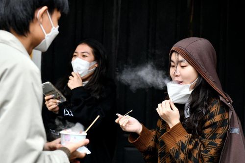 Giới trẻ ăn kem khói, xếp hàng mua nước thảo mộc ở Hội An