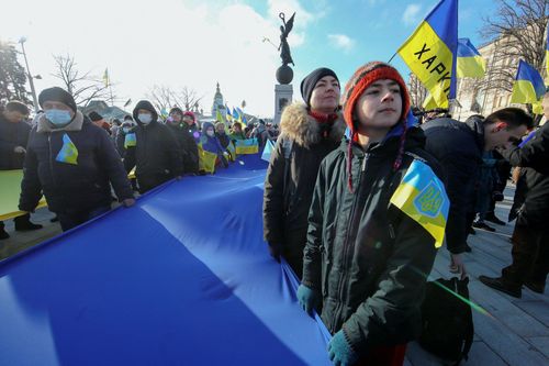 Hàng nghìn người Ukraine đổ xuống đường ở thành phố sát biên giới Nga