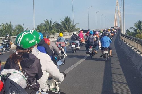 Xả trạm cầu Rạch Miễu vì ùn ứ giao thông