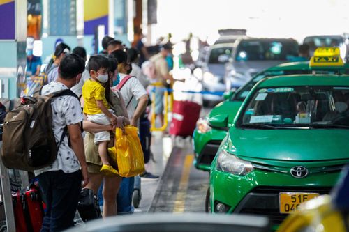 Sảnh đón taxi tại sân bay Tân Sơn Nhất đông nghịt khách ngày 6/2