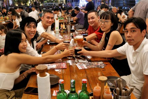 Hàng quán ở TP.HCM đông đúc trong ngày cuối của kỳ nghỉ Tết