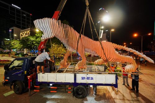 Dọn dẹp đường hoa Nguyễn Huệ sau 9 ngày mở cửa