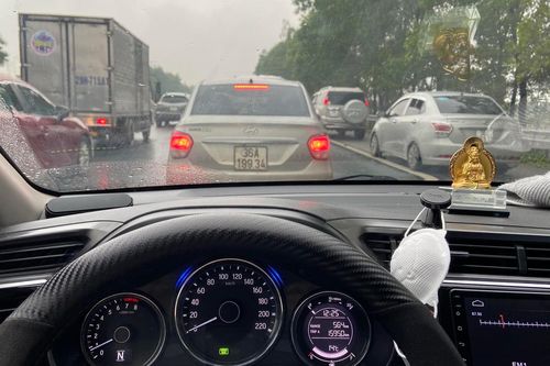 Dòng phương tiện ùn ùn đổ về Thủ đô sau Tết