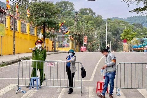 Du khách đến đền Sóc ngày chính hội phải… quay xe