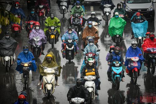 Người dân từ các tỉnh đội mưa đổ về Hà Nội ngày cuối kỳ nghỉ Tết Nguyên đán