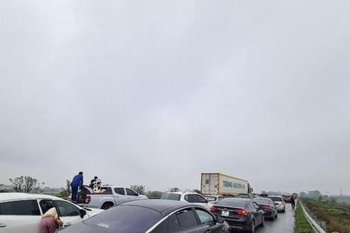 Người dân đổ về thủ đô sau dịp nghỉ Tết, cao tốc ùn tắc nhiều km