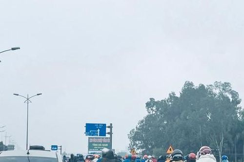 Dòng người 'đội' mưa rét, ùn ùn kéo về Thủ đô Hà Nội