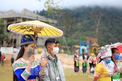 Đầu xuân, thiếu nữ Mông xinh đẹp ném pao tìm người yêu