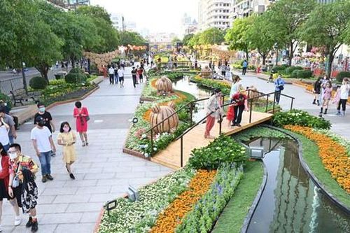Đường hoa Nguyễn Huệ đón lượng khách kỷ lục