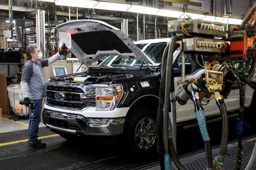 Ford sẽ ngừng sản xuất hoặc giảm sản lượng tại 8 nhà máy do thiếu chip