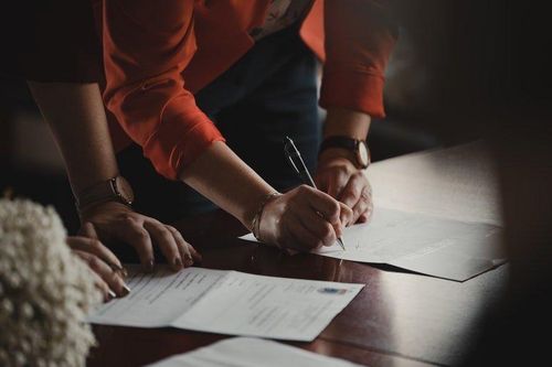 Đổi giới tính thành phụ nữ để nghỉ hưu sớm 1 năm