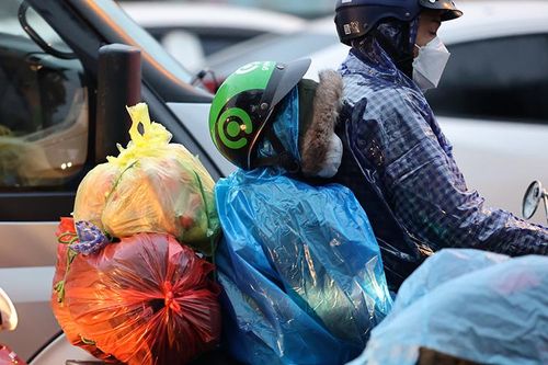 Người dân đội mưa lạnh trở lại Thủ đô ngày nghỉ Tết cuối cùng