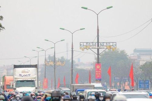 Người dân vượt mưa rét trở lại Thủ đô trong ngày cuối nghỉ Tết