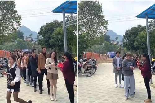 Lớp học khiến ai cũng trầm trồ vì số lượng thành viên ở buổi họp lớp, lại còn được cô giáo lì xì đầu năm