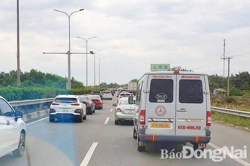 Đường sá đông đúc phương tiện ngày cuối nghỉ Tết Nguyên đán