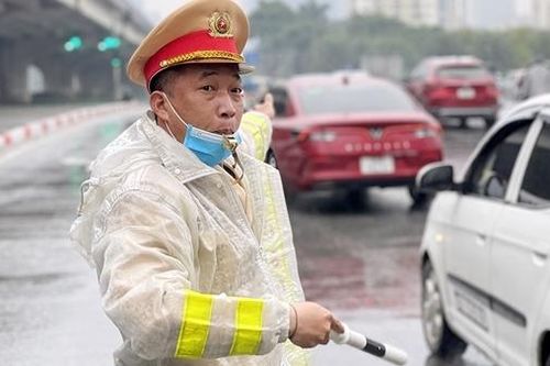 CSGT chốt trực trong mưa rét điều tiết giao thông đón người dân trở về Thủ đô
