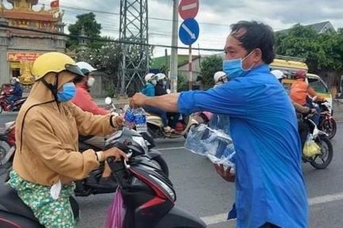 Phát nước, khăn lạnh, sữa miễn phí cho người dân quay lại TPHCM