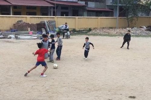 Đang chơi ở sân bóng, bé 5 tuổi bất ngờ ngất xỉu rồi tử vong