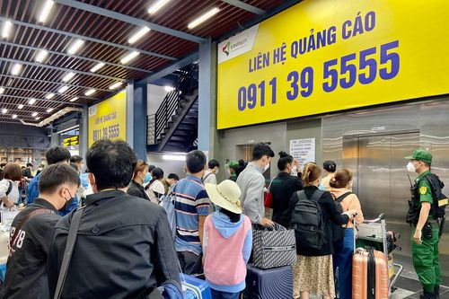 Tân Sơn Nhất đón gần 69.000 khách, thang máy hoạt động hết công suất
