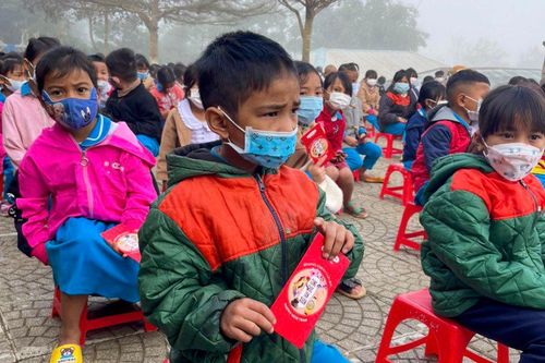 Thầy giáo mang 9.500 bao lì xì cho học sinh miền núi
