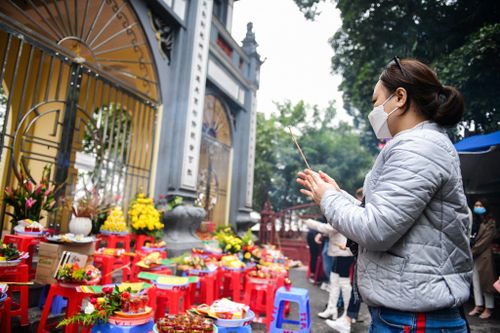 Hàng trăm người đứng vái vọng ngoài cổng phủ Tây Hồ