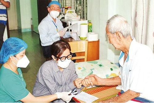 Vừa chống dịch, vừa khám bệnh, cấp cứu