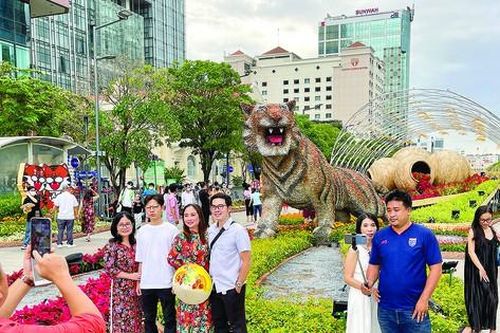 Tết Nhâm Dần 2022: 'Biển người' du xuân