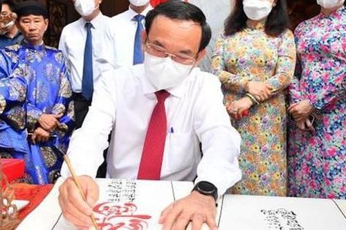 Người dân và chính quyền địa phương dự lễ khai hạ - cầu an tại lăng Tả quân Lê Văn Duyệt