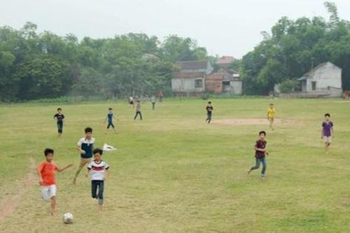 Chơi ngoài sân bóng giữa trời rét, bé 5 tuổi tử vong
