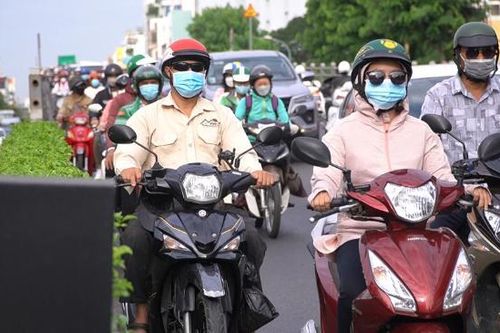 TP.HCM: Ùn ùn người đi làm ngày đầu sau kỳ nghỉ Tết