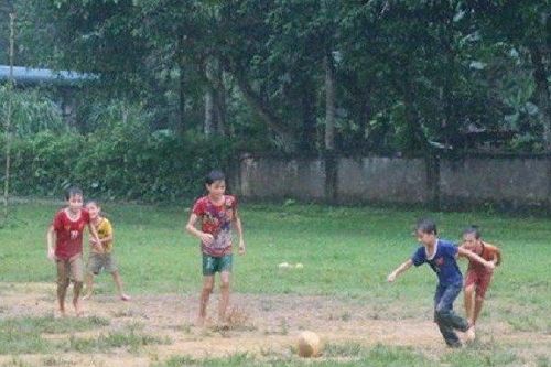 Bé 5 tuổi tử vong khi chơi bóng giữa tiết trời rét buốt