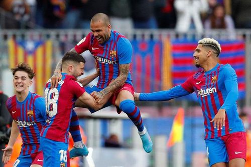 Alves bị đuổi, Barca vẫn thắng cách biệt Atletico để vào top 4