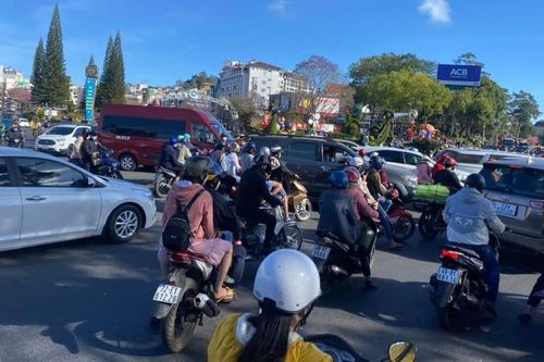 Sau bao ngày ùn tắc, Đà Lạt vẫn đông nghịt người như chưa hề... hết Tết