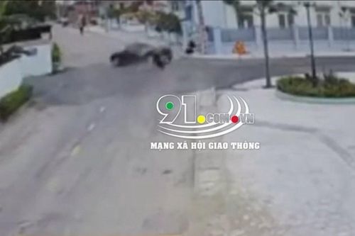 Kinh hoàng cảnh xe máy phi như bay tông trúng ô tô, cả người và phương tiện bị hất văng lên không trung