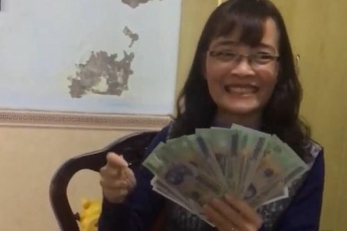Về chúc Tết cô giáo chủ nhiệm cũ, mỗi học sinh được lì xì tận 500k khiến dân tình mắt tròn mắt dẹt