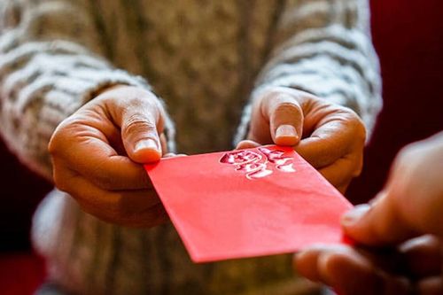 Lần đầu ra mắt, cô gái được mẹ chồng tương lai lì xì gần 30 triệu nhưng dân tình khuyên 'chia tay gấp'