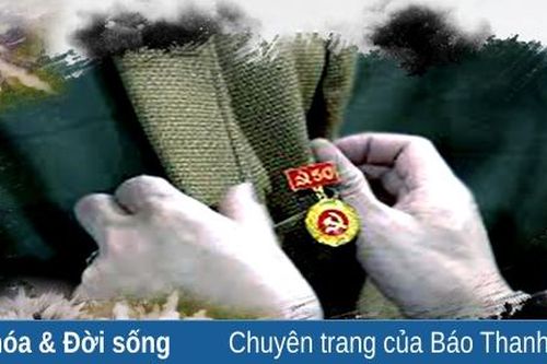 Những chiếc huy hiệu của bố